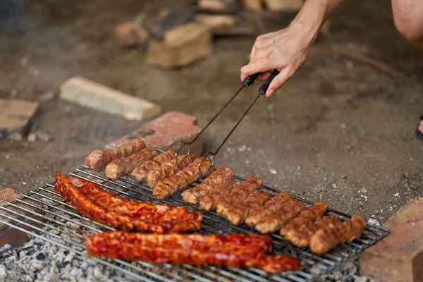 Fiatalember Készít Egy Barbecue Különböző Húsok — Stock Fotó