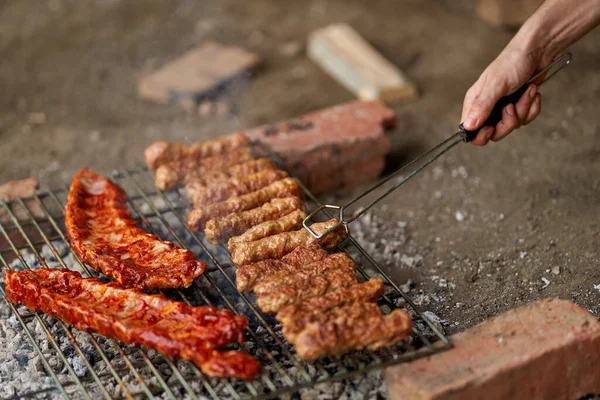 Jovem Preparando Churrasco Uma Variedade Carne — Fotografia de Stock