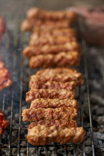 切肉肉卷在烤架上煎 — 图库照片