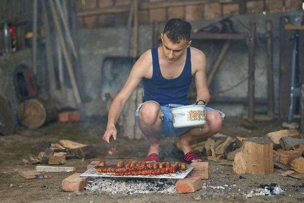 Unge Man Grillar Mängd Olika Kött Grillen — Stockfoto