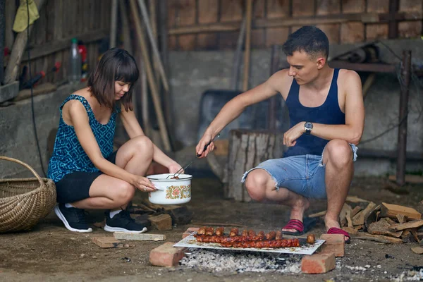 Happy Young Couple Making Barbecue Countryside — Stock Photo, Image