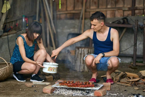 Joyeux Jeune Couple Faisant Barbecue Campagne — Photo