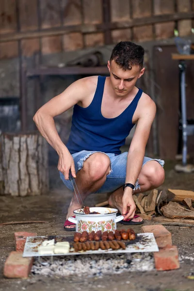 Mladý Muž Griluje Různé Druhy Masa Grilu — Stock fotografie