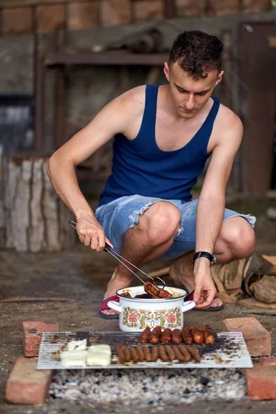 Jeune Homme Grillant Une Variété Viande Barbecue — Photo