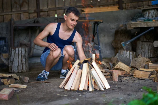 Mladý Muž Připravuje Oheň Grilování — Stock fotografie