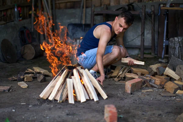 Jongeman Maakt Vuur Voor Barbecue — Stockfoto