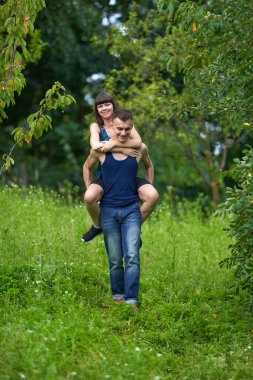 Genç bir çift doğada sırtında gezintiyle eğleniyor.