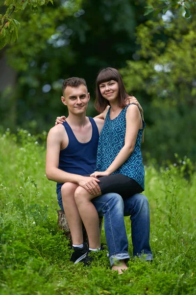 Feliz Jovem Casal Livre Natureza Tendo Grande Momento — Fotografia de Stock