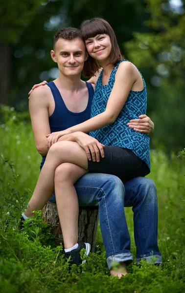 Feliz Jovem Casal Livre Natureza Tendo Grande Momento — Fotografia de Stock