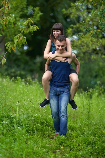 Unga Par Har Kul Med Piggyback Rida Utomhus Naturen — Stockfoto