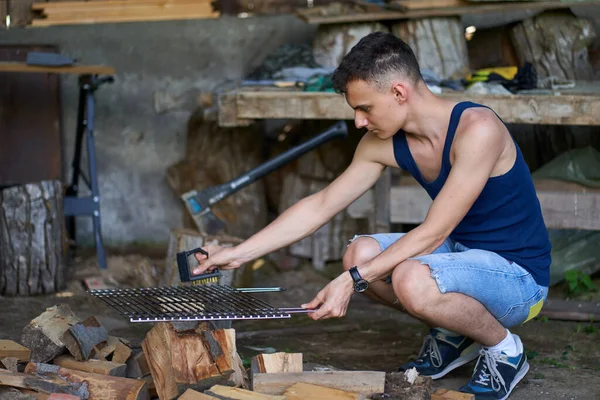 Joven Preparando Parrilla Para Barbacoa —  Fotos de Stock