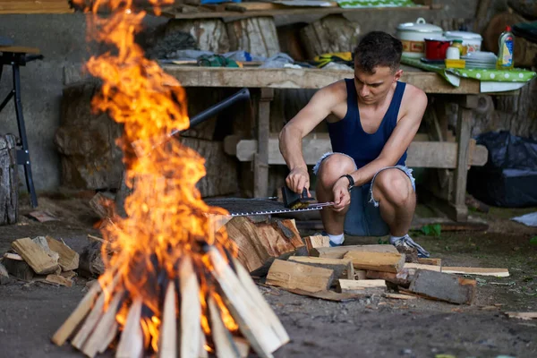Fiatalember Készíti Elő Grillsütőt Grillezésre — Stock Fotó