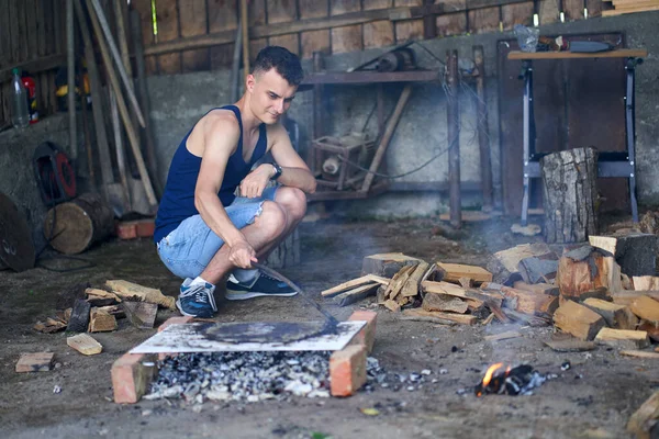 Genç Adam Barbekü Için Izgara Hazırlıyor — Stok fotoğraf