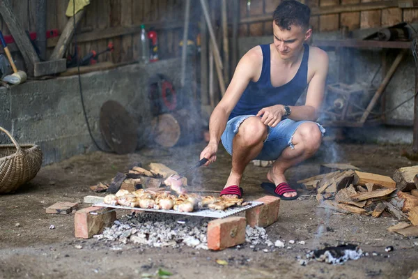 Jongeman Grillen Een Verscheidenheid Van Vlees Barbecue — Stockfoto