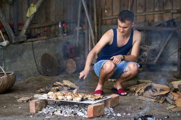 Genç Adam Barbeküde Çeşit Çeşit Pişiriyor — Stok fotoğraf