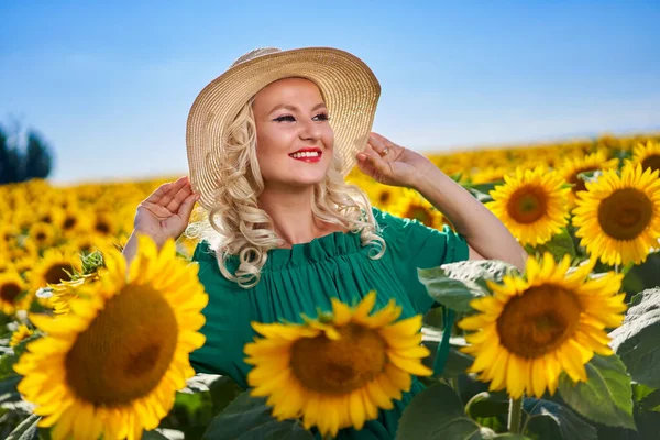 Attractive Young Woman Sunflowers Field Mid Summer — Stock Photo, Image