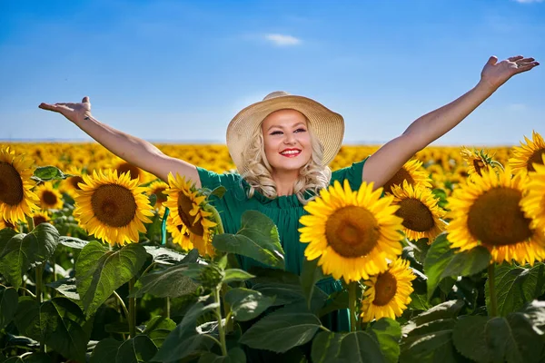 Attraktive Junge Frau Mitten Sommer Auf Einem Sonnenblumenfeld — Stockfoto