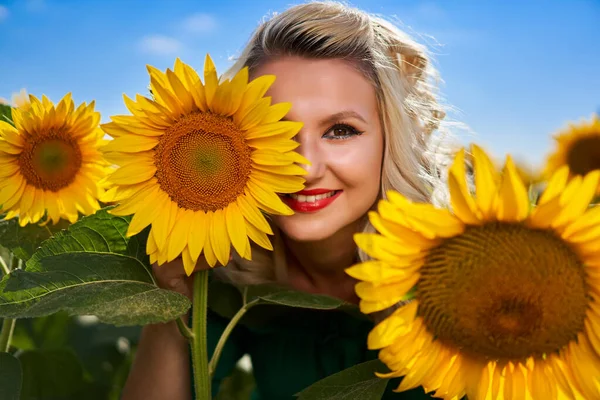 Attractive Young Woman Sunflowers Field Mid Summer — Stock Photo, Image