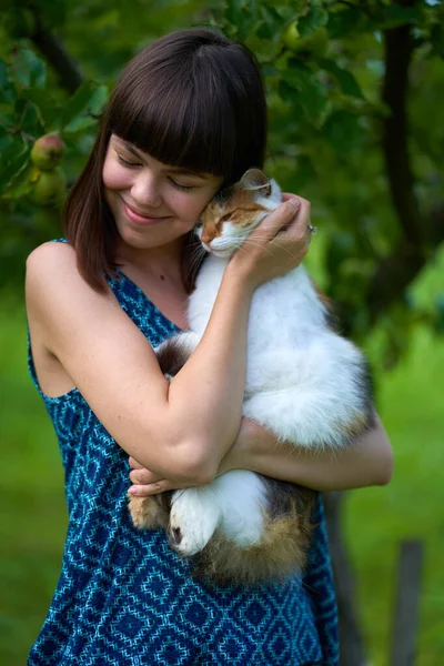 Girl Her Norwegian Pet Cat Outdoor — Stock Photo, Image