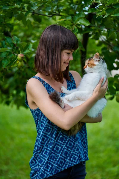 女孩和她的挪威宠物猫在户外 — 图库照片