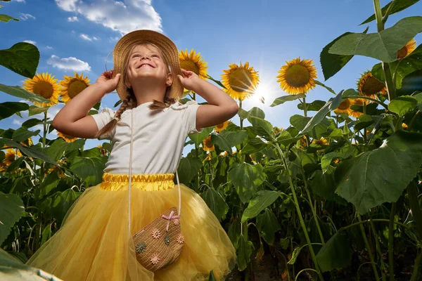 Χαριτωμένο Κοριτσάκι Καπέλο Αγρότη Ένα Χωράφι Ηλιοτρόπια — Φωτογραφία Αρχείου