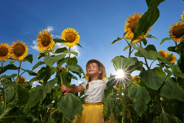 Χαριτωμένο Κοριτσάκι Καπέλο Αγρότη Ένα Χωράφι Ηλιοτρόπια — Φωτογραφία Αρχείου