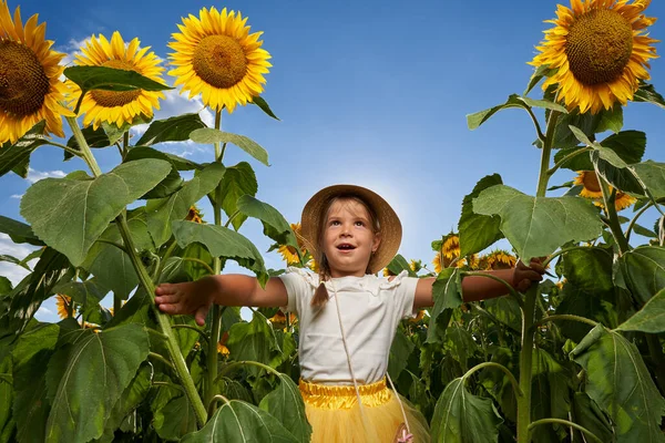 Söt Liten Flicka Med Bonde Hatt Solros Fält — Stockfoto