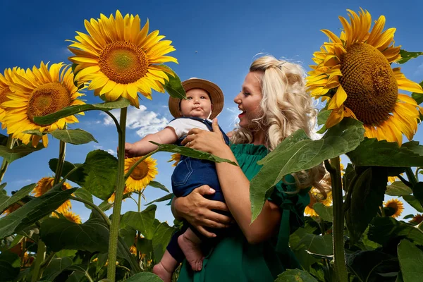 Junge Mutter Mit Ihrem Kleinen Jungen Einem Sonnenblumenfeld — Stockfoto