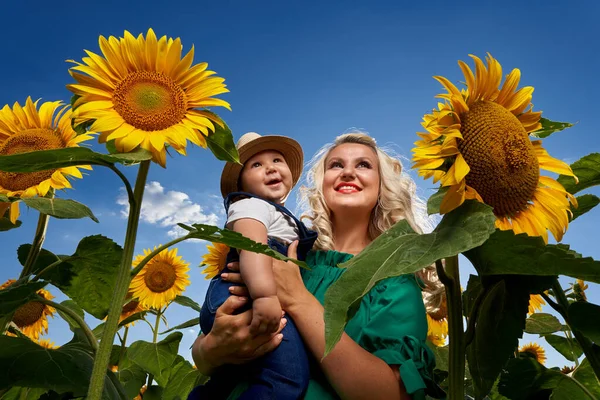 Junge Mutter Mit Ihrem Kleinen Jungen Einem Sonnenblumenfeld — Stockfoto