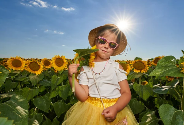 Schattig Klein Meisje Met Boerenhoed Een Zonnebloemveld — Stockfoto