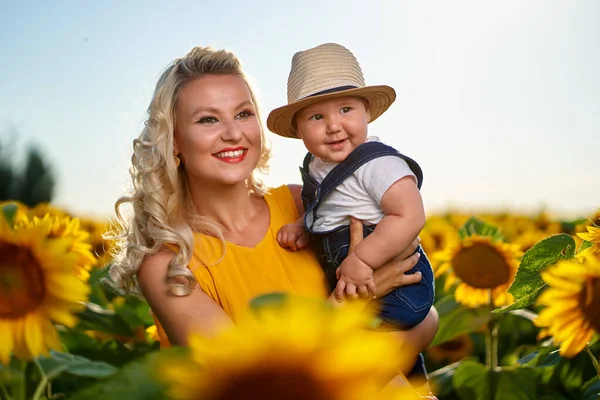 Mladá Matka Svým Chlapcem Slunečnicovém Poli — Stock fotografie