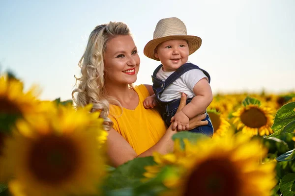 Молода Мати Своїм Маленьким Хлопчиком Соняшниковому Полі — стокове фото