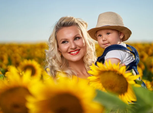 Ung Mor Med Sin Lilla Pojke Ett Solrosfält — Stockfoto