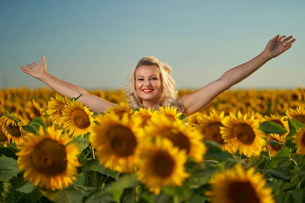 Beautiful Blonde Caucasian Woman Sunflower Field Sunset — Stock Photo, Image