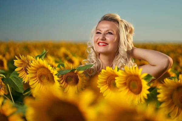 Mooie Blonde Blanke Vrouw Een Zonnebloem Veld Bij Zonsondergang — Stockfoto