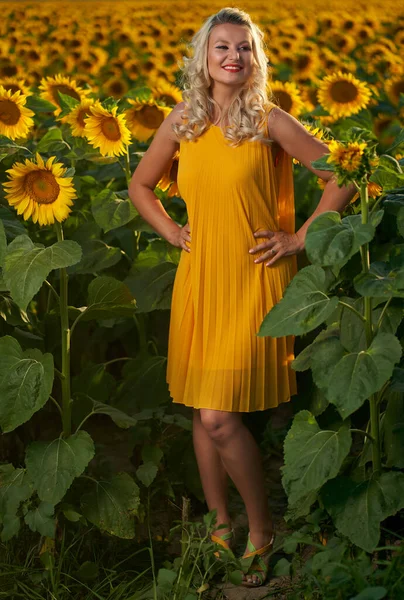 Piękna Blondynka Biały Kobieta Słonecznik Pole — Zdjęcie stockowe
