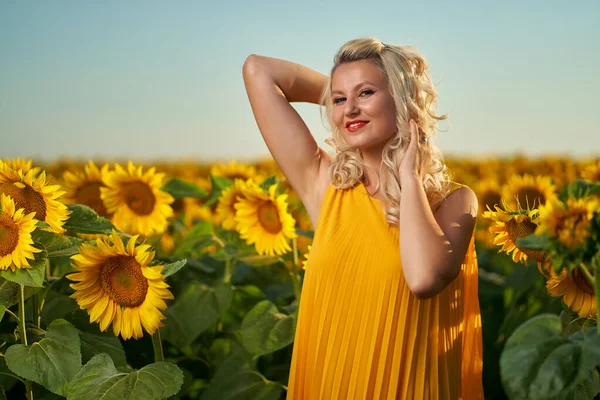 Ayçiçeği Tarlasında Güzel Sarışın Beyaz Kadın — Stok fotoğraf