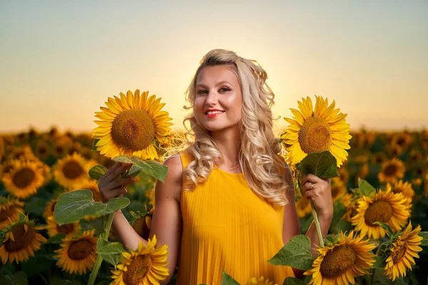 Güneş Batarken Ayçiçeği Tarlasında Güzel Sarışın Beyaz Kadın — Stok fotoğraf