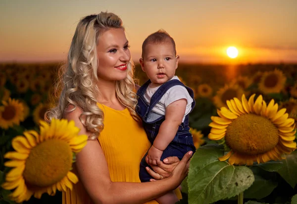 Genç Anne Küçük Oğlu Ayçiçeği Tarlasında — Stok fotoğraf