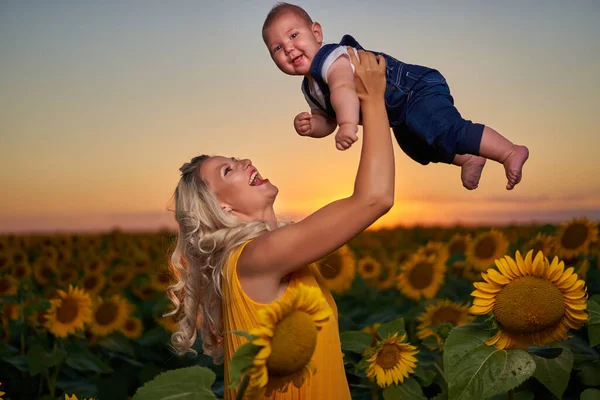 Jonge Moeder Met Haar Baby Jongen Een Zonnebloem Veld — Stockfoto