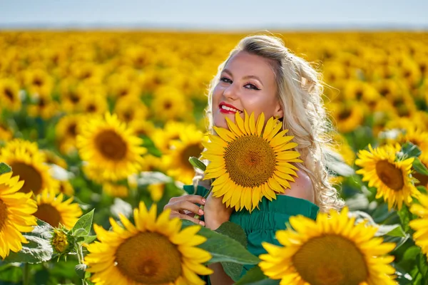 Ayçiçeği Tarlasında Güzel Sarışın Beyaz Kadın — Stok fotoğraf