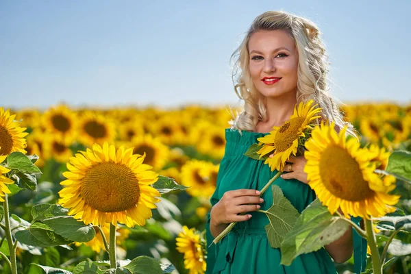 Beautiful Blonde Caucasian Woman Sunflower Field — Stock Photo, Image