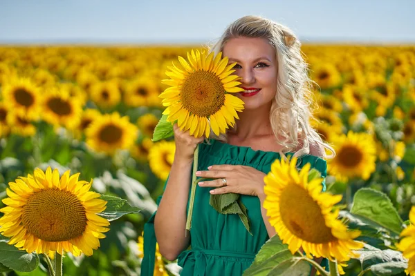 美丽的金发白人女人在向日葵地里 — 图库照片