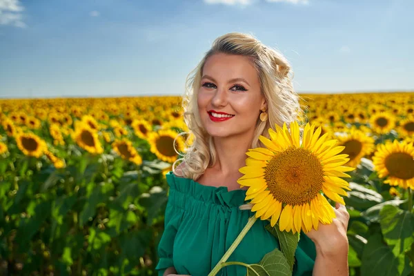 Mooie Blonde Kaukasische Vrouw Een Zonnebloem Veld — Stockfoto
