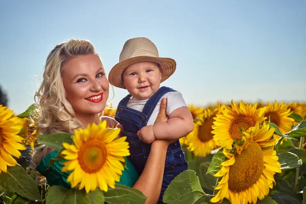 Junge Mutter Mit Ihrem Kleinen Jungen Einem Sonnenblumenfeld — Stockfoto