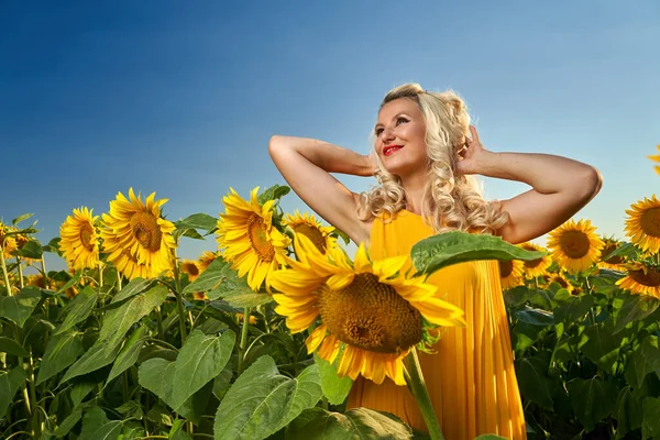 Όμορφη Ξανθιά Καυκάσια Γυναίκα Ένα Χωράφι Ηλιοτρόπια — Φωτογραφία Αρχείου