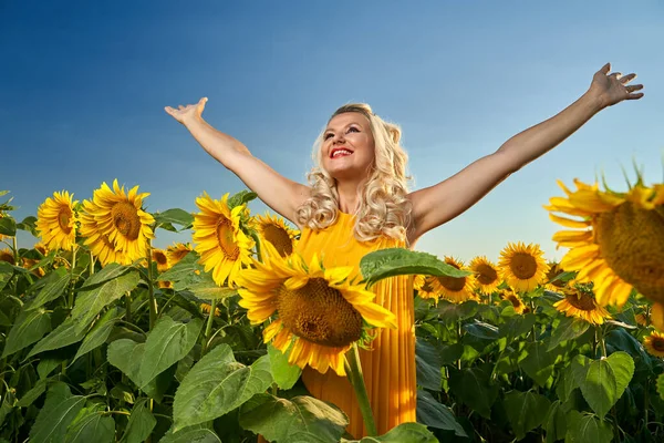 Schöne Blonde Kaukasierin Einem Sonnenblumenfeld — Stockfoto