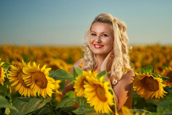 Mooie Blonde Blanke Vrouw Een Zonnebloem Veld Bij Zonsondergang Stockfoto