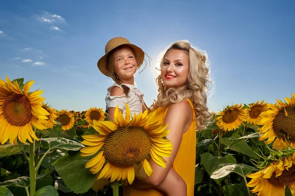 Junge Mutter Und Ihre Süße Tochter Haben Spaß Einem Sonnenblumenfeld — Stockfoto