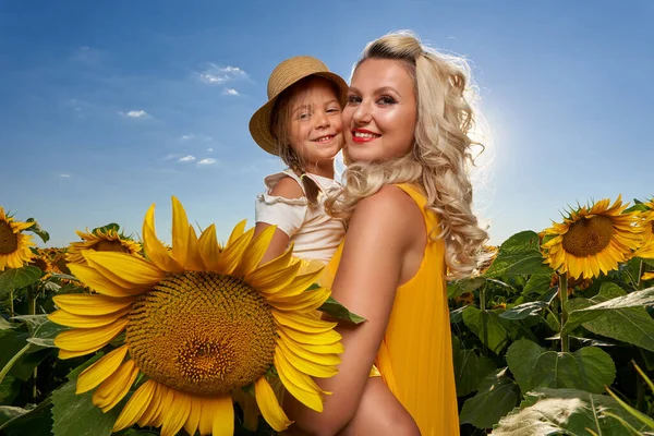 Νεαρή Μητέρα Και Χαριτωμένη Κόρη Της Διασκεδάζουν Ένα Χωράφι Ηλιοτρόπια — Φωτογραφία Αρχείου